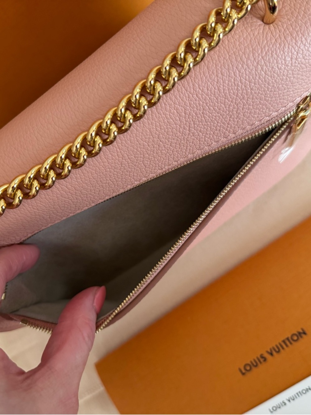 NEW LOUIS VUITTON MyLockMe Calfskin Leather Chain Bag in Cream/Rose Trianon - Picture 8 of 10